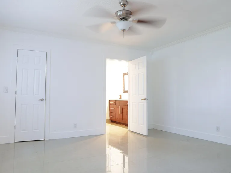 5380 SW 10th St — Photo 5