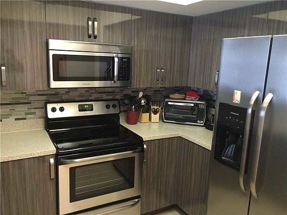 4th image of 17375 Collins Ave #704