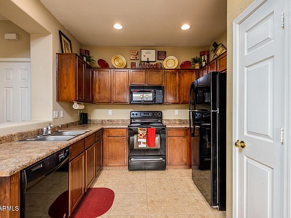 3rd image of 926 E Brooke Pl