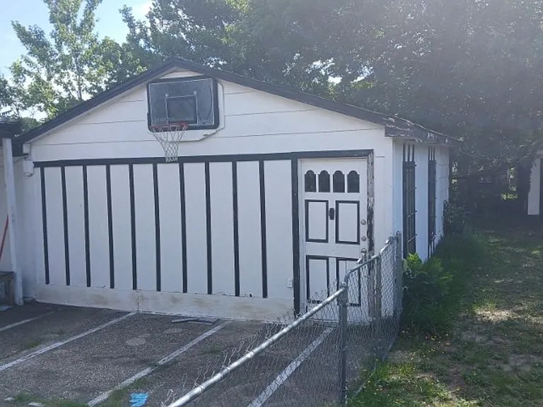 1115 Poplar Dr — Photo 3