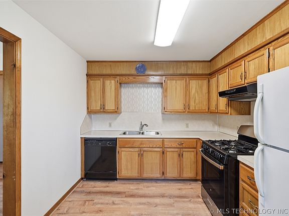 3rd image of 315 W 40th St S