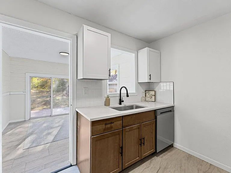 5631 Parkview Ave — Photo 10