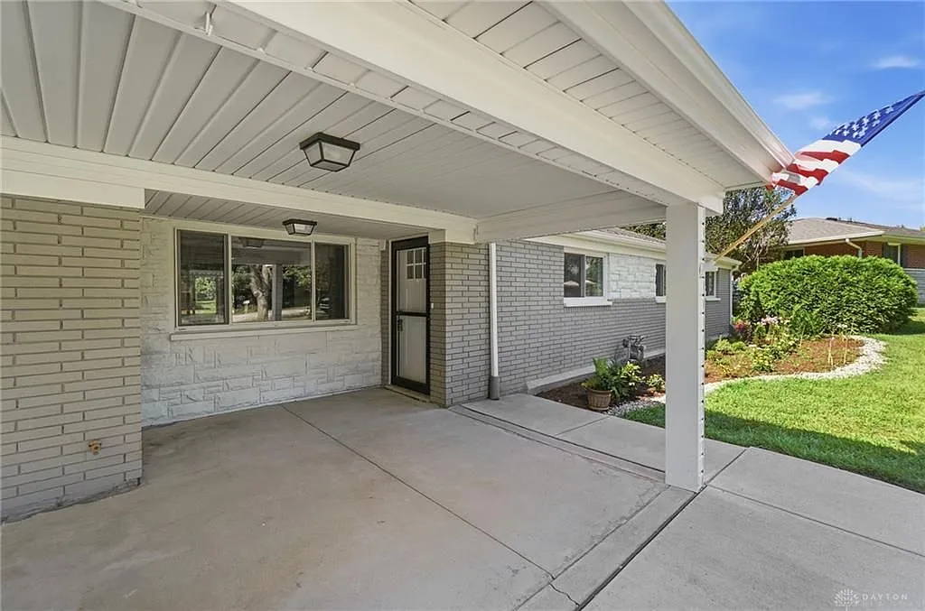 4 bed, 2.0 bath, 1706 sqft, $2,700 — Photo 3
