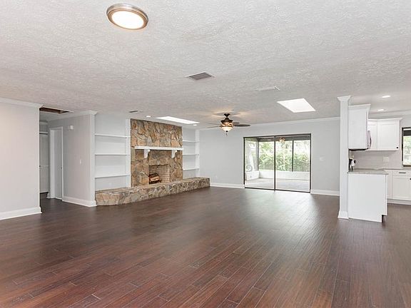 4th image of 1021 Hollyberry Ct