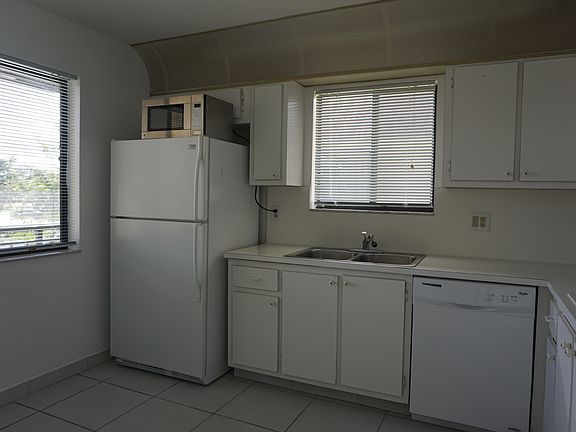 2nd image of 321 Lakeview Dr APT 201