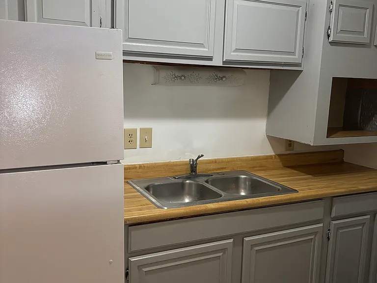 426 Center St #11 — Photo 2