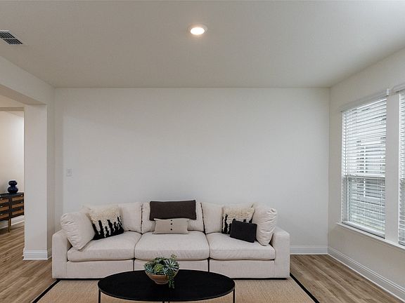 5th image of 212 Colvin Ln
