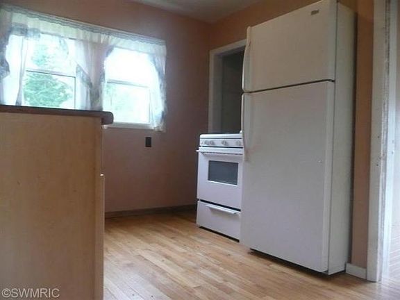 5th image of 208 Niepoth St
