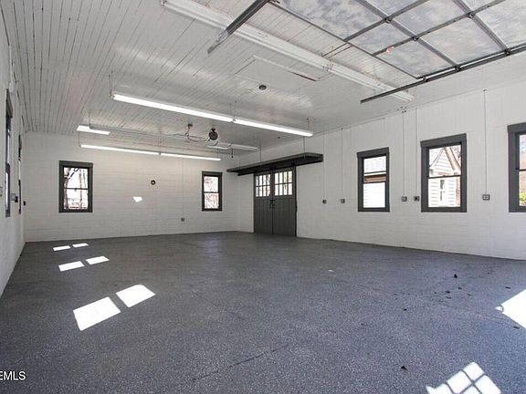 5th image of 410 Thompson Avenue