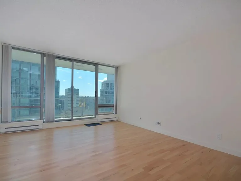 1288 Georgia St W — Photo 7