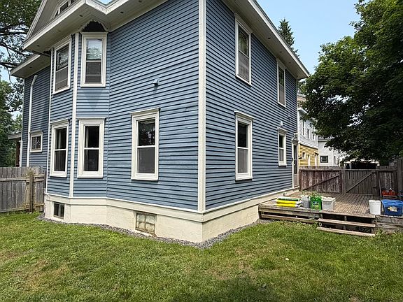 4th image of 470 Pleasant St
