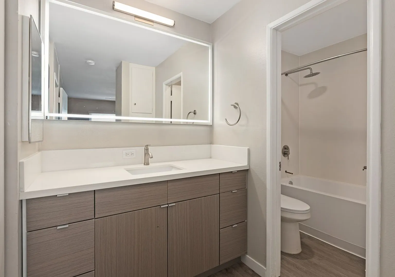 Awesome Updated 1 Bedroom apartment @ The Steelio with parking, pool and AC! EV Chargers! — Photo 4