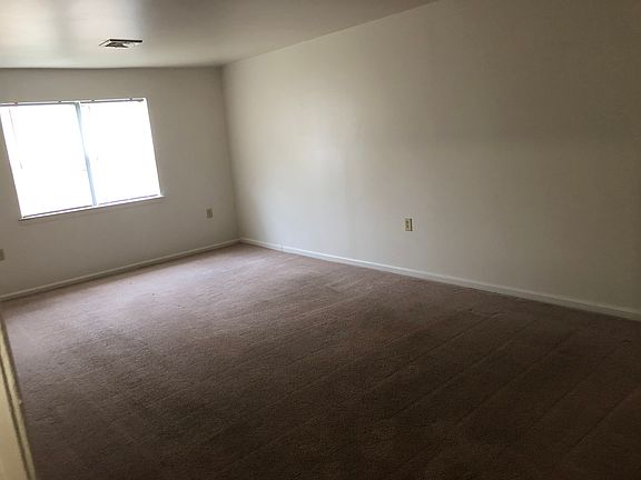 3rd image of 1023 Westbury Cir #1023