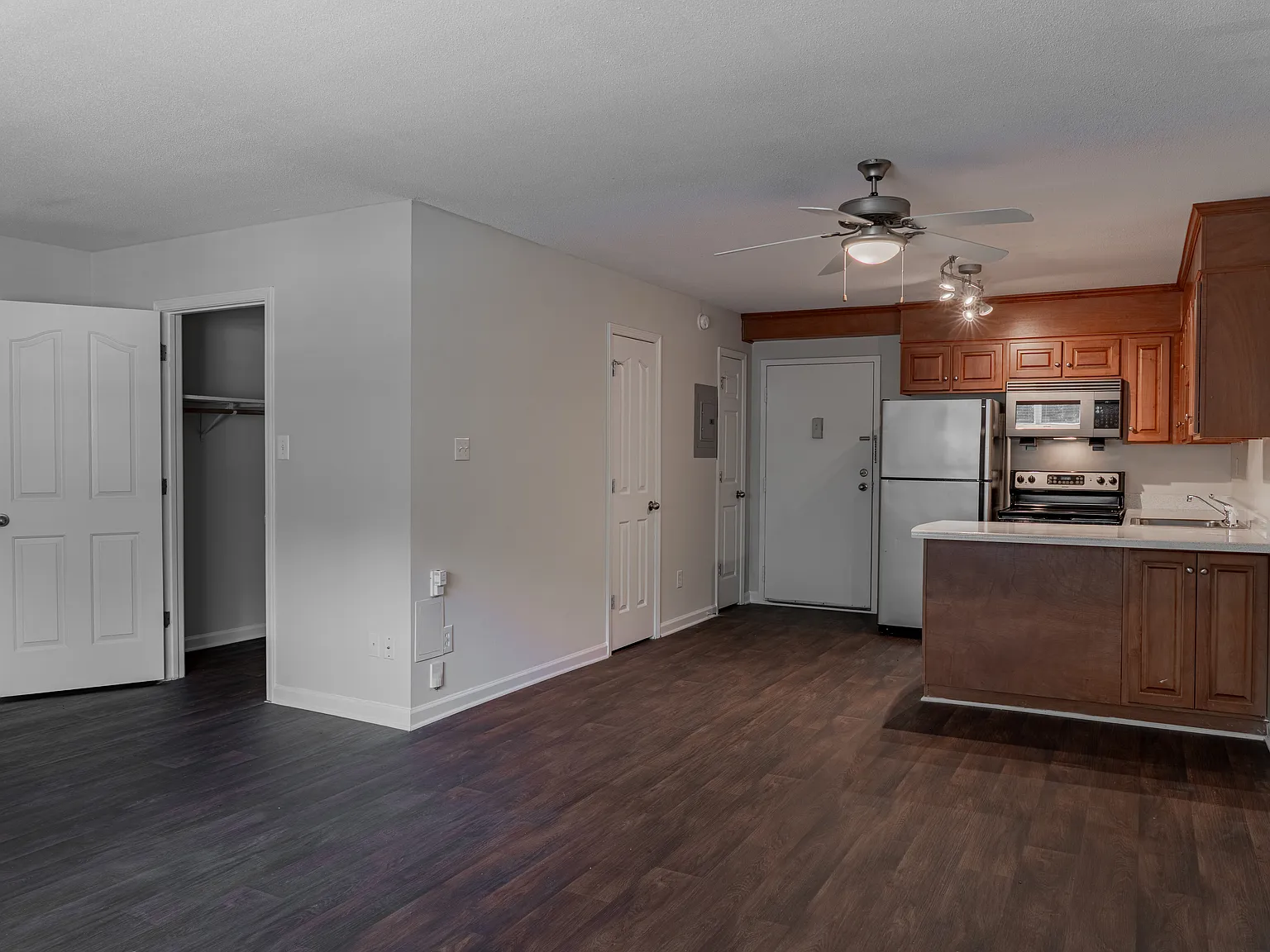 Sterling Glenwood Apartments — Photo 3