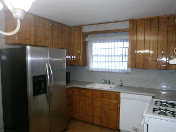 4th image of 142 La Guardia Ave