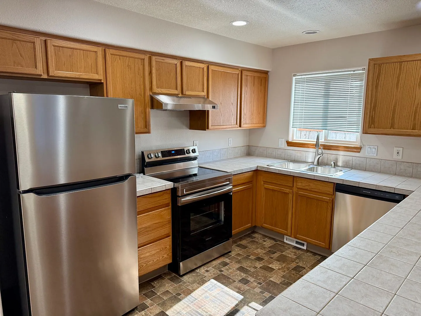 Super Crisp 3 Bedroom House, all new finishes throughout — Photo 2