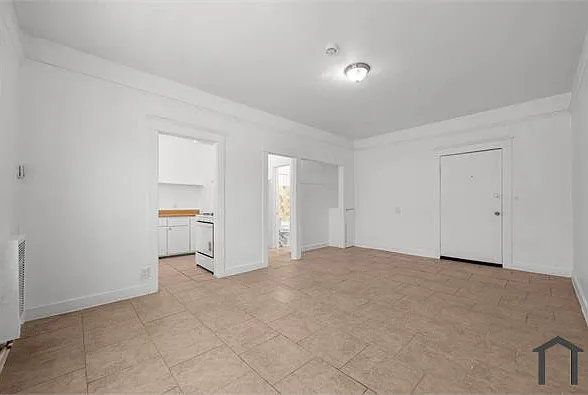 910 S Mariposa Ave — Photo 3