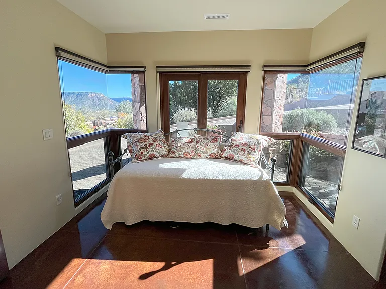 Master Suite 4 On-Suite Lounge