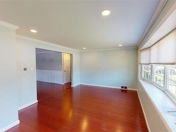3rd image of 254 Oakridge Ave