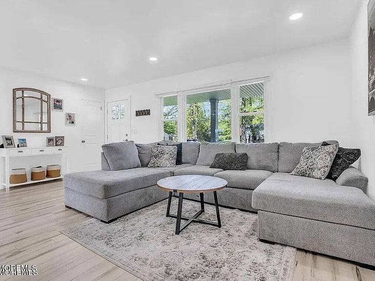 1506 Evergreen Ave — Photo 4