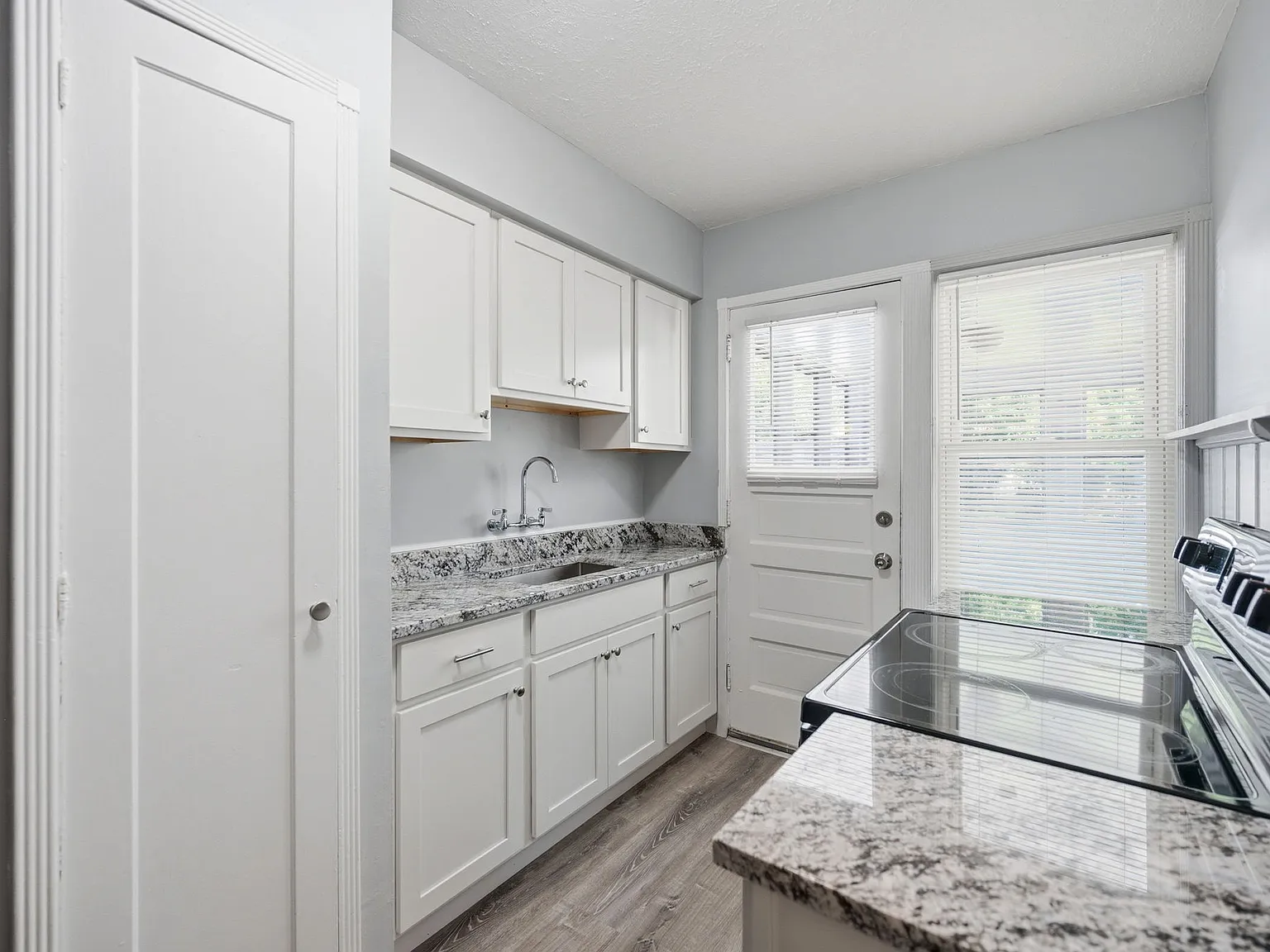 2 bed, 1.5 bath, 952 sqft, $1,350 — Photo 2