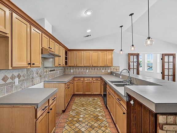 5th image of 648 Magnolia Ln