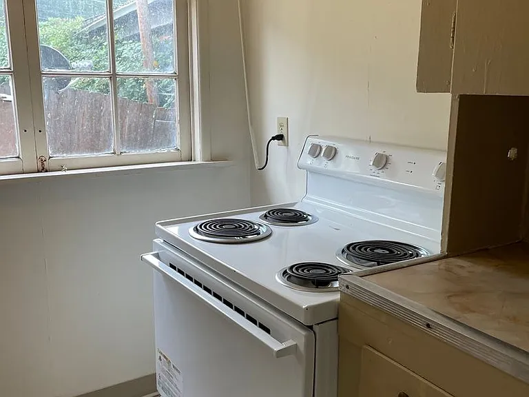 35 Maple St — Photo 5