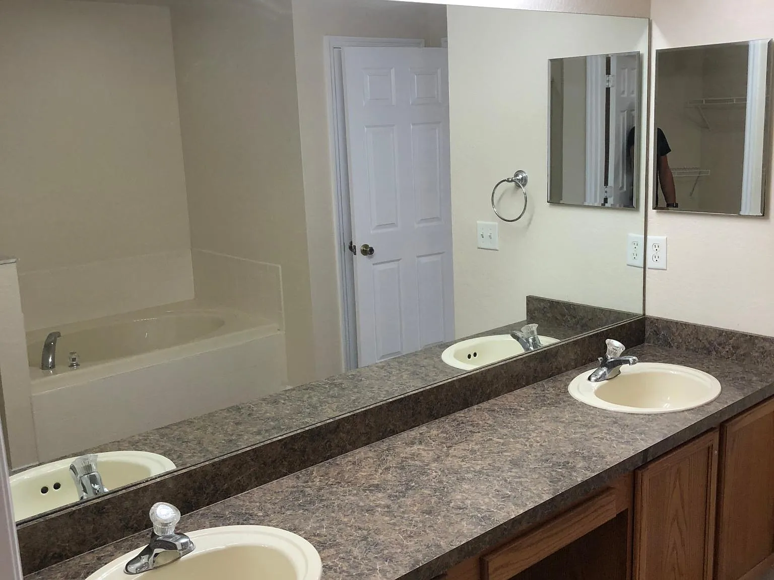 3 bed, 2.5 bath, 1957 sqft, $2,200 — Photo 3
