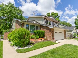 870 Tanglewood Dr, Wheeling, IL 60090