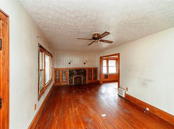 4th image of 596 Orchard Ave