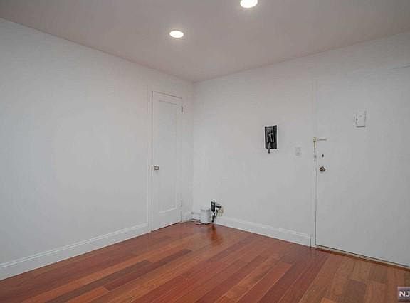 5th image of 122 Claridge Dr