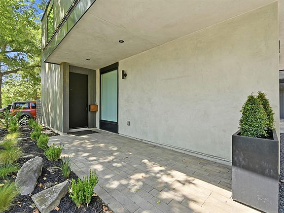 3rd image of 3004 Fontana Dr