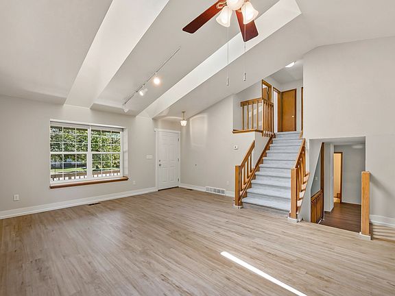 3rd image of 2461 Hampshire Sq