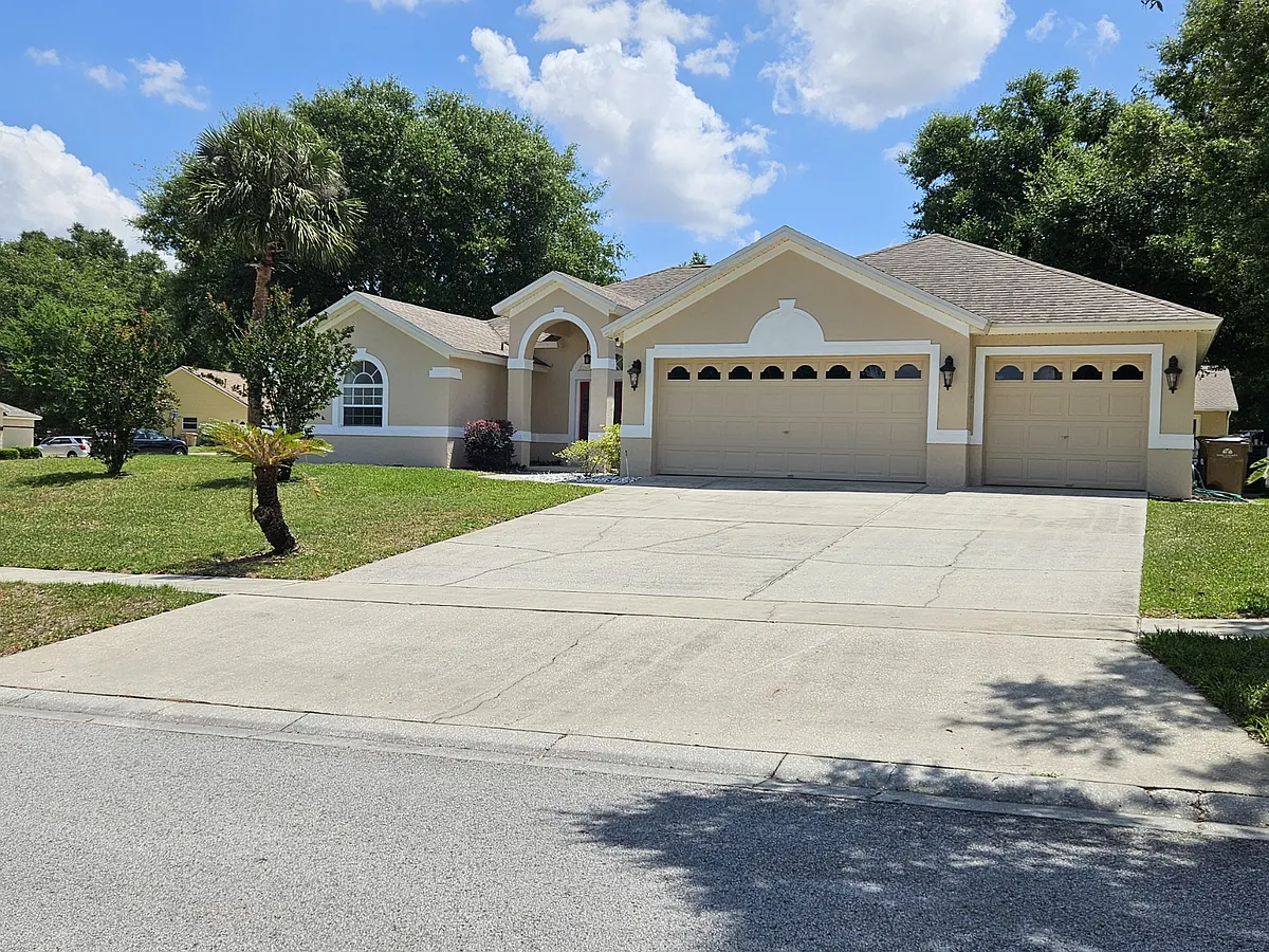 3 Car Garage - 14434 Pine Cone Trl