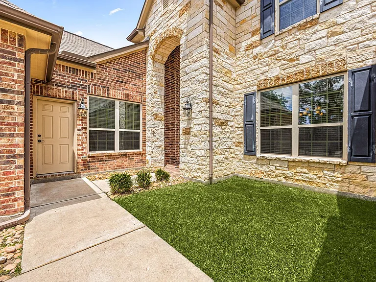 9338 Taylor Cliff Ln — Photo 6