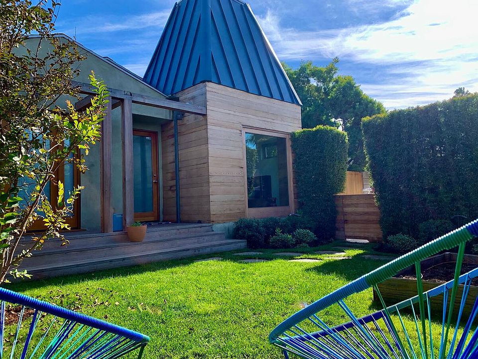 Front yard sitting area - private with fantastic light