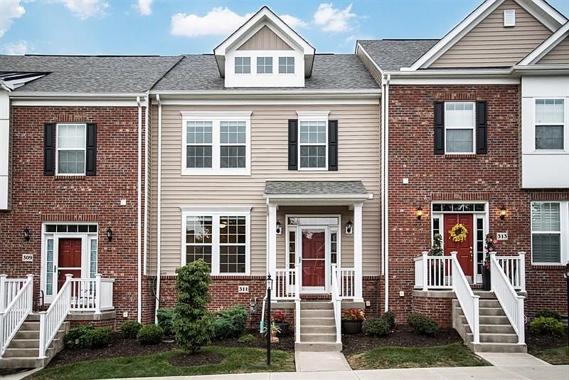 311 Trafalgar - the Cranberry Townhome you've been waiting for.