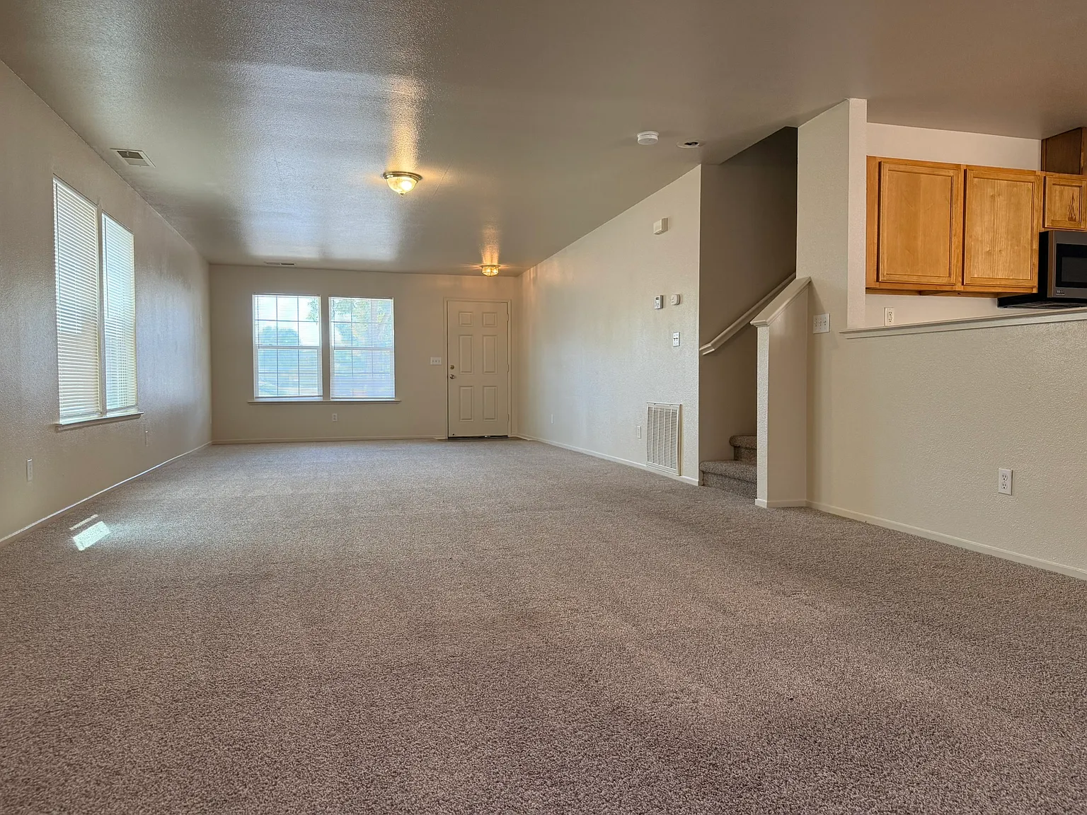 3 bed, 2.5 bath, 2352 sqft, $2,200 — Photo 3