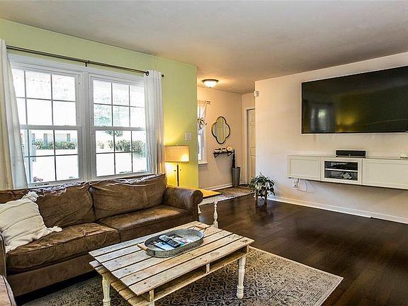 4th image of 121 Gwynn Cir
