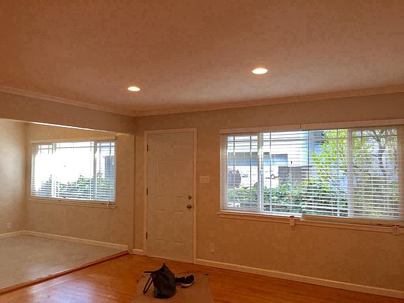 Living Room Connection to Kitchen/Dining Area