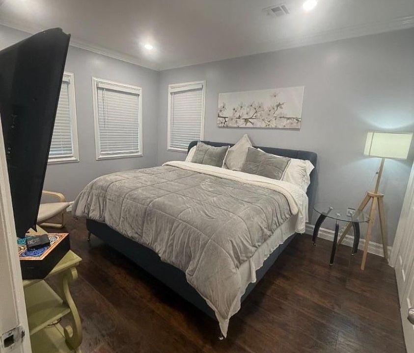 1st image of 834 Summer St