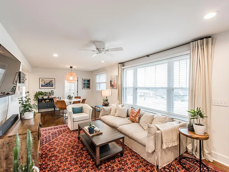 1003 Woods Lake Dr — Photo 4