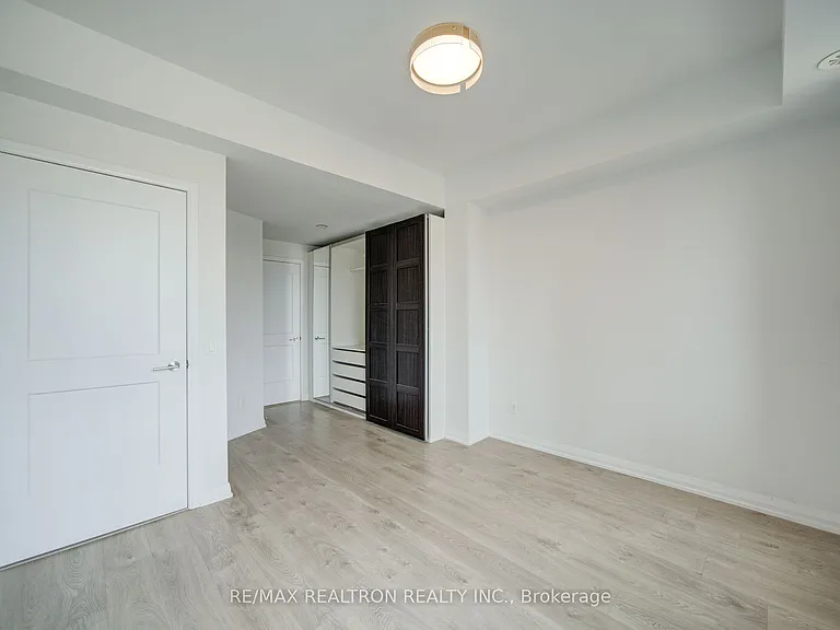 1050 Portage Pkwy #Townhouse 33 — Photo 25
