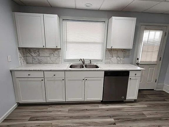 4th image of 560 W Main St