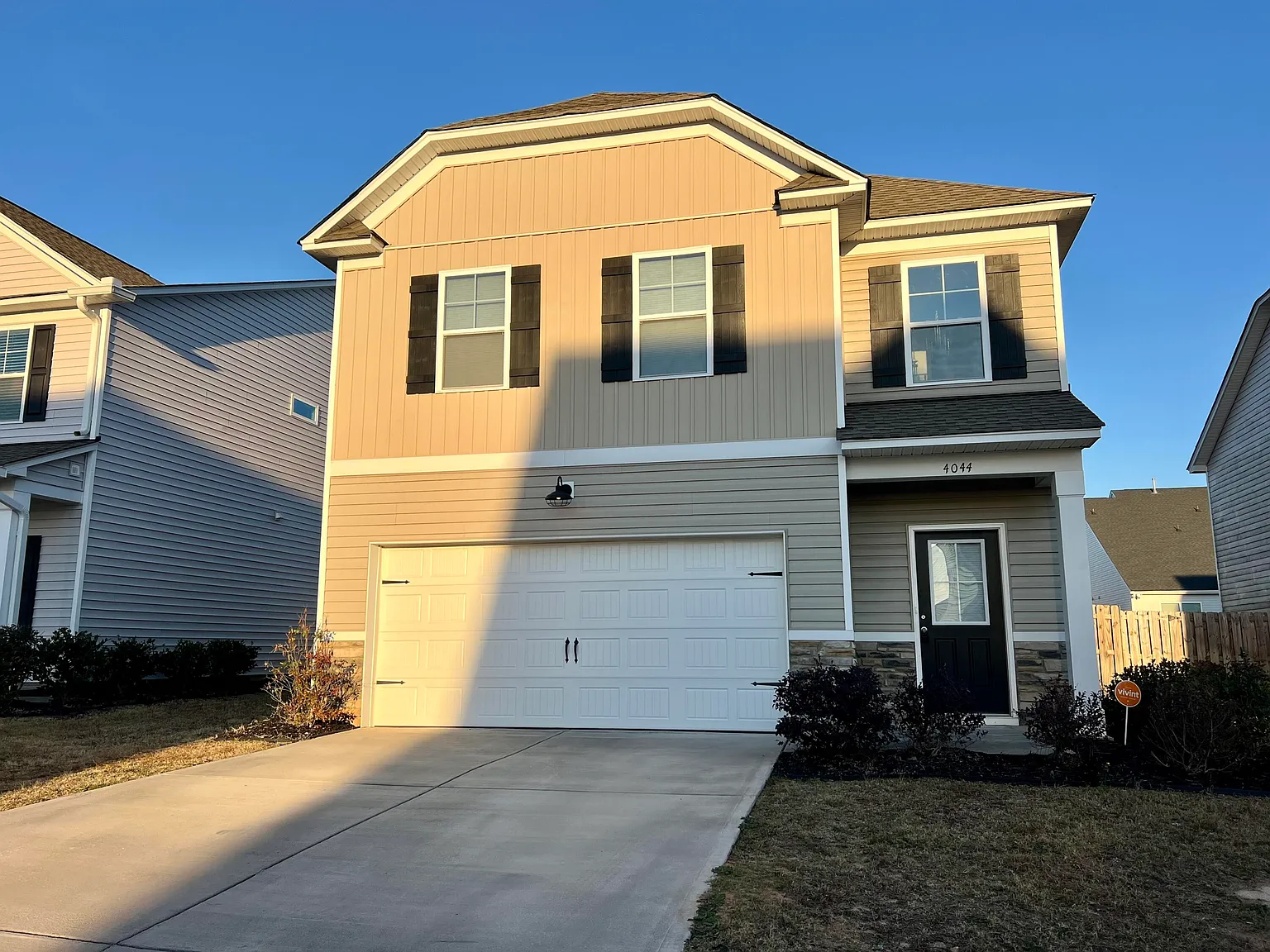 3 bed, 2.5 bath, 1694 sqft, $1,900 — Photo 1