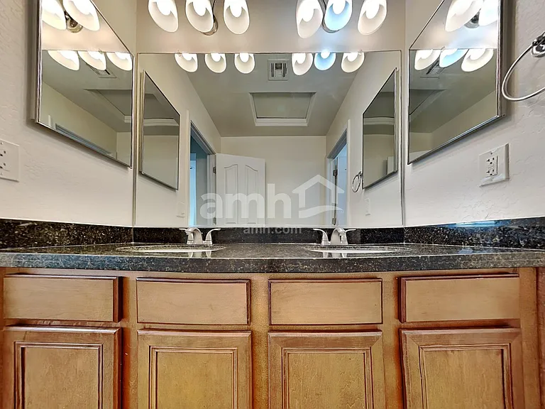 3282 E Oakland St — Photo 20