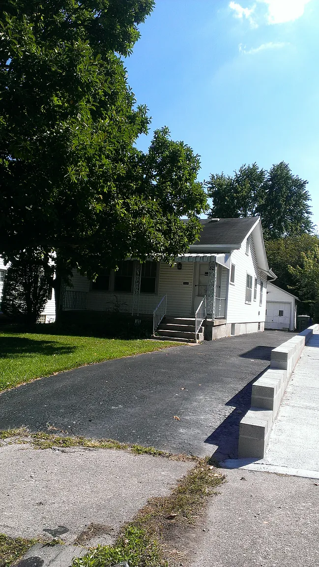 326 Redwood Ave photo 1
