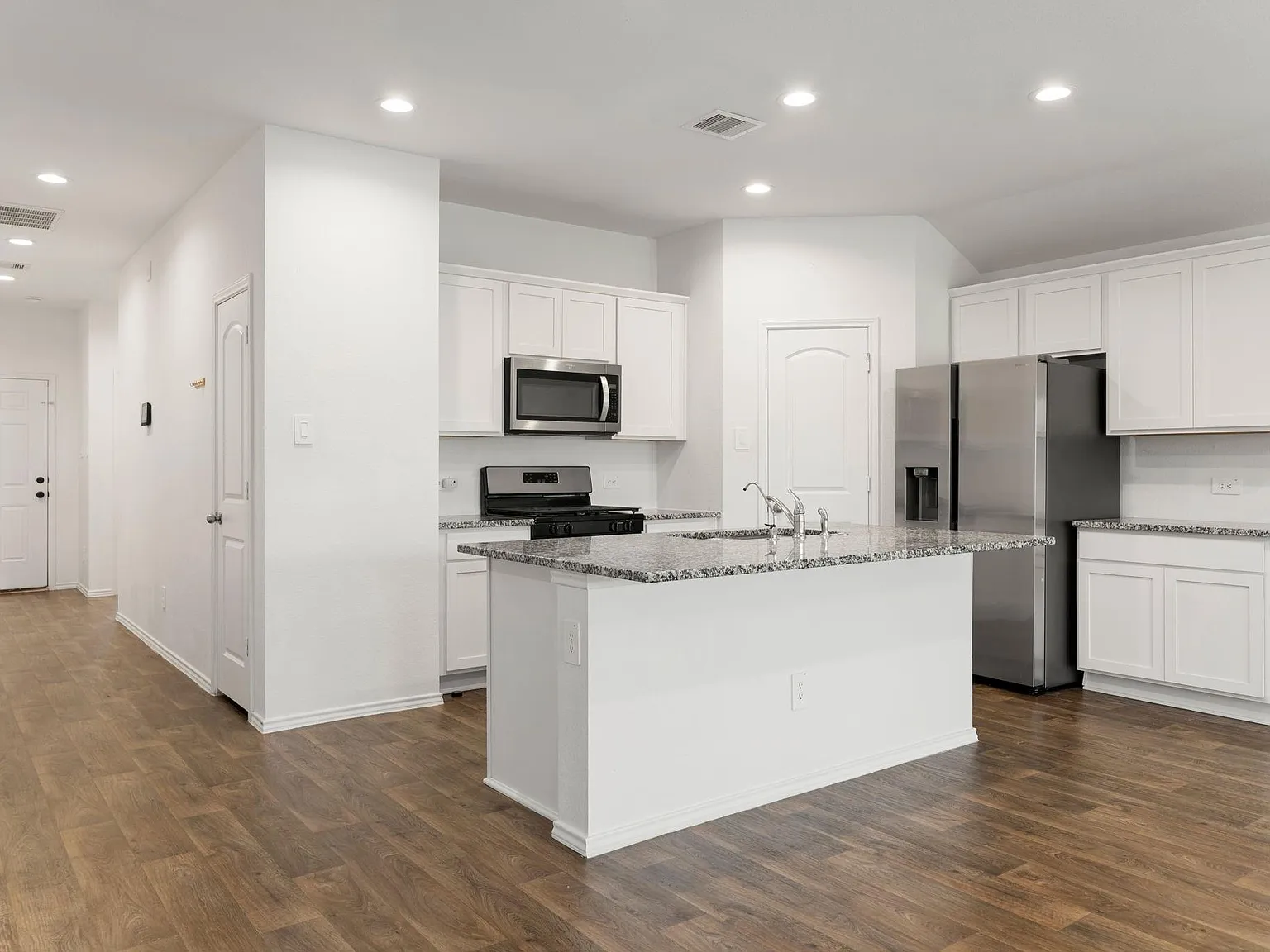 4 bed, 2.0 bath, 1874 sqft, $2,320 — Photo 3