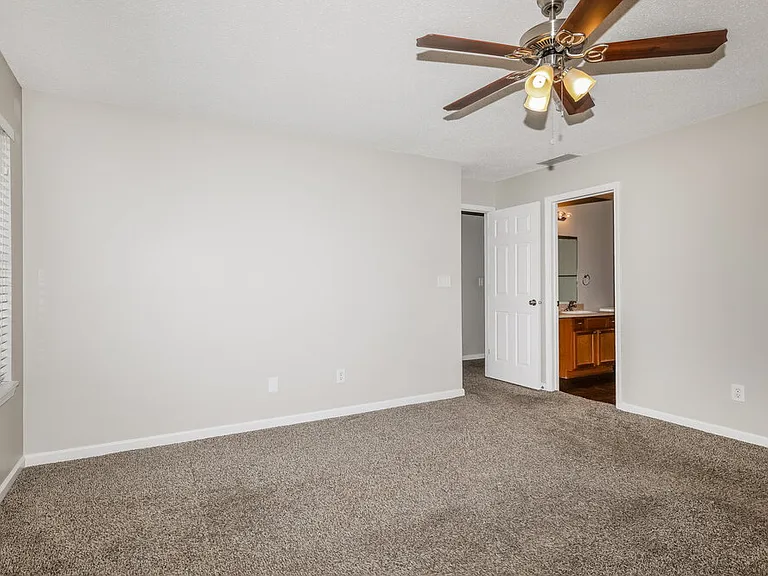 672 Cloverfield Ln — Photo 9