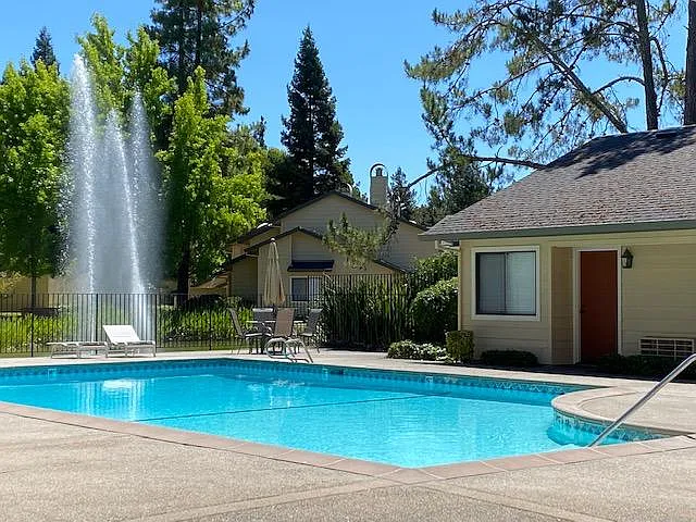 1801 Woodlake Dr — Photo 2